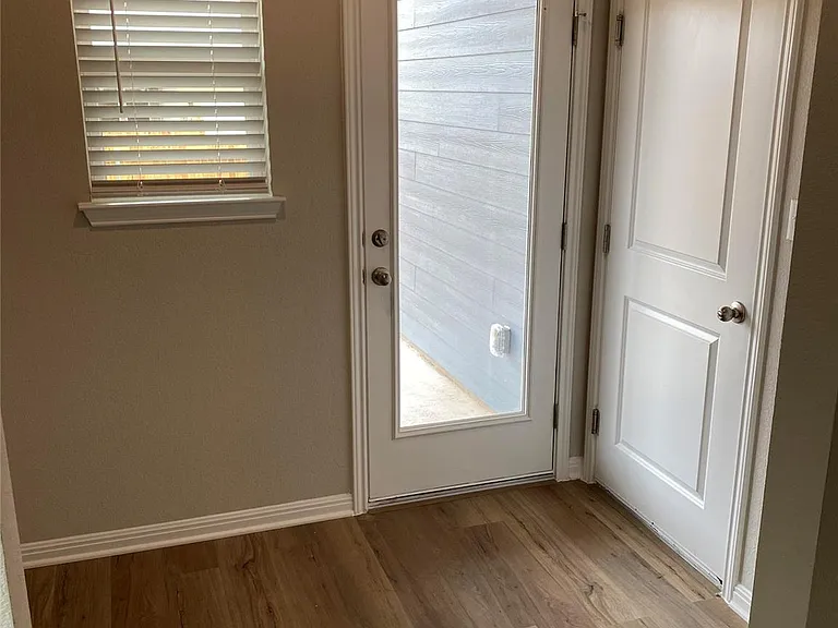 912 Main St — Photo 15