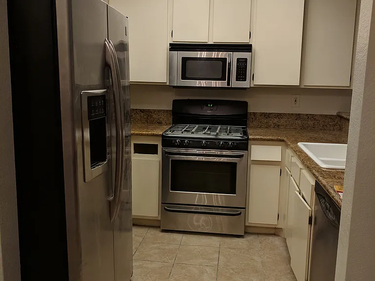221 S Oak Knoll Ave — Photo 10
