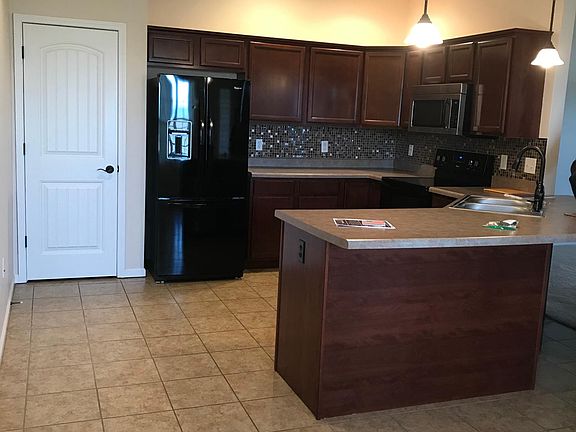 Kitchen w/tile backsplash