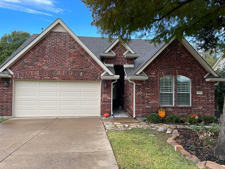 405 N Village Dr — Photo 2
