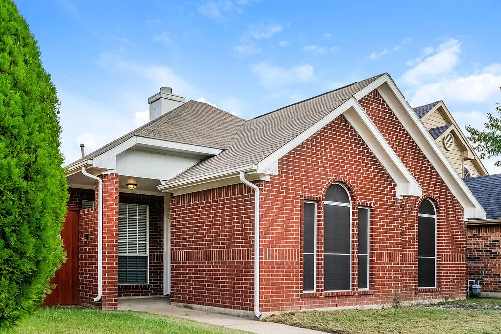 3 bed, 2.0 bath, 1298 sqft, $2,205 — Photo 3