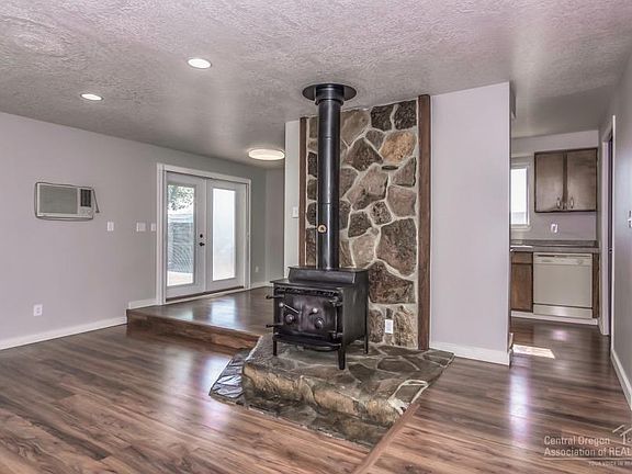 3rd image of 1528 NE Clearview Way
