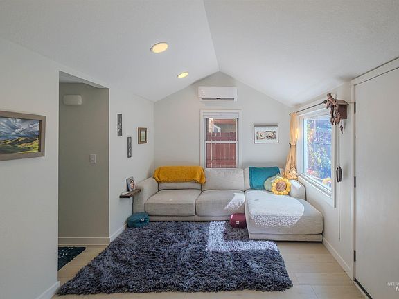 3rd image of 1067 N Clithero Dr