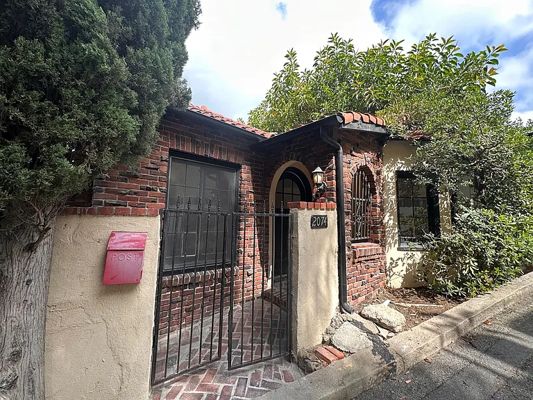 2074 Paramount Dr — Photo 27