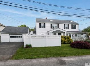 2 Manton St, Sayville, NY 11782