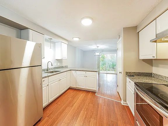 3rd image of 656 Standing Springs Rd