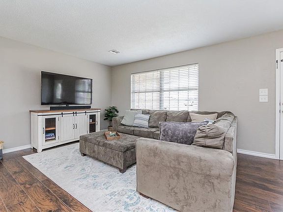 4th image of 206 Kelly Dr