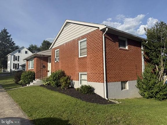 2nd image of 918 Guilford Ave