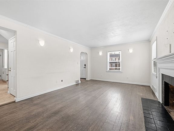 5th image of 132 E Englewood Ave