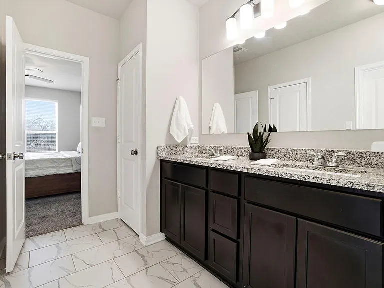 1318 Kingsgate Dr — Photo 25