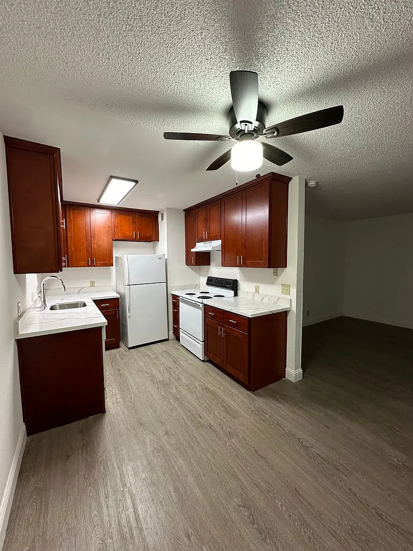 2 Bedroom / 1 Bathroom | Apartment in North Oak Park Available Now — Photo 4