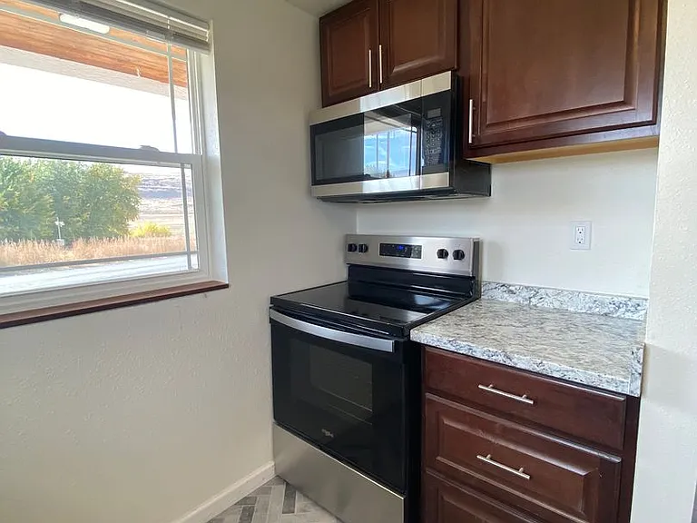 9984 NE Road 23 — Photo 3