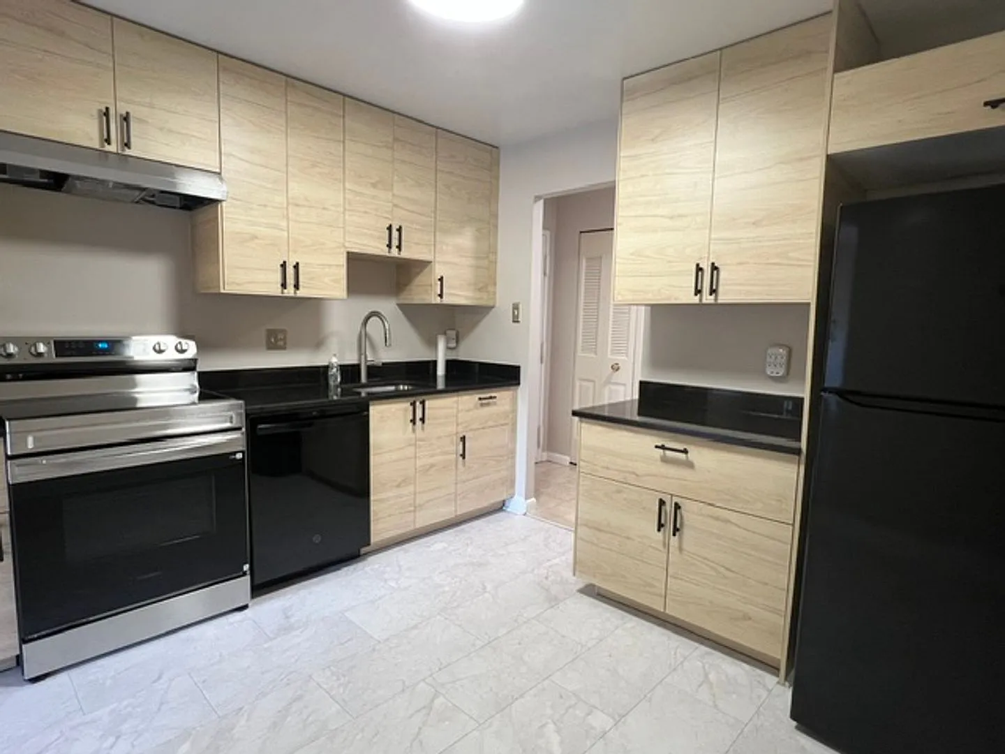 Beautiful and spacious 2 BR 2FB condo in gated community — Photo 2