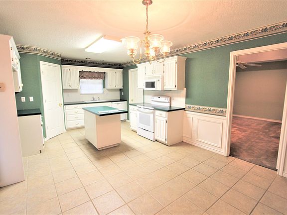 4th image of 2820 Briarwood Dr