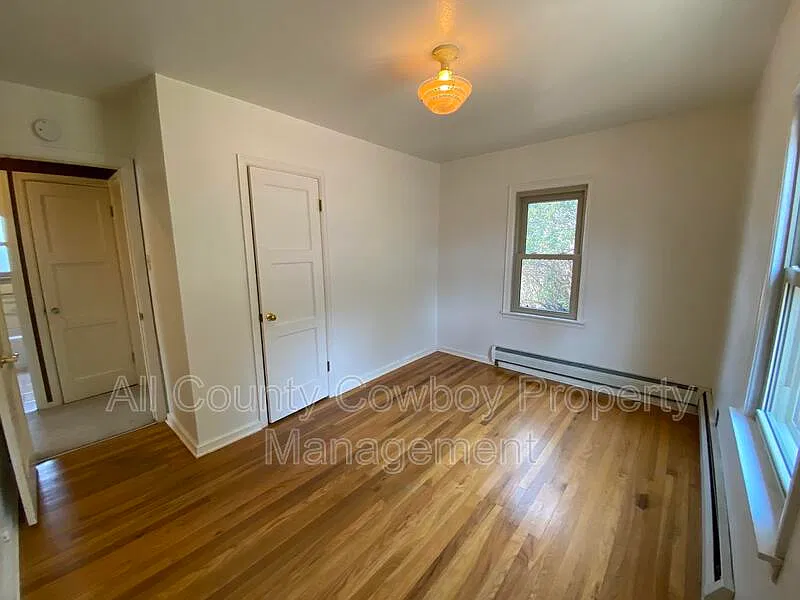 3 bed, 1.0 bath, $1,600 — Photo 4