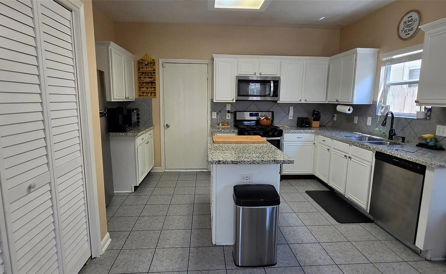 3 bed, 2.5 bath, 2197 sqft, $1,800 — Photo 4