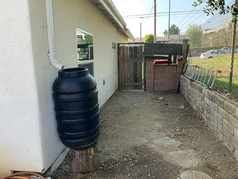 Side gate