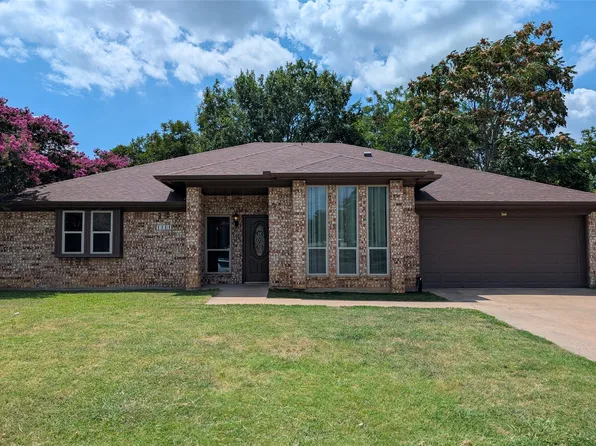 1111 Oak Timber Dr, Euless, TX 76039