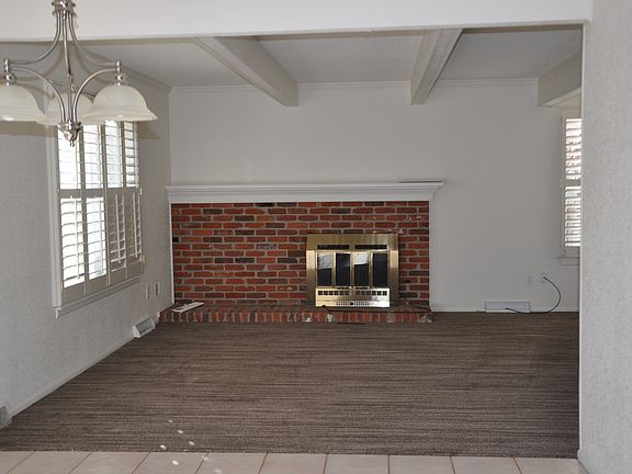 Family room w/fireplace