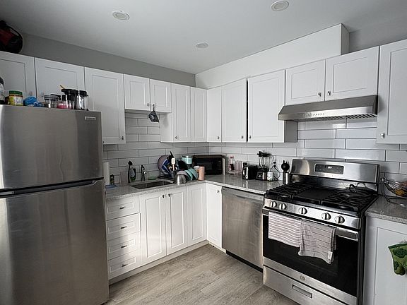 2nd image of 90 Charlotte St #2