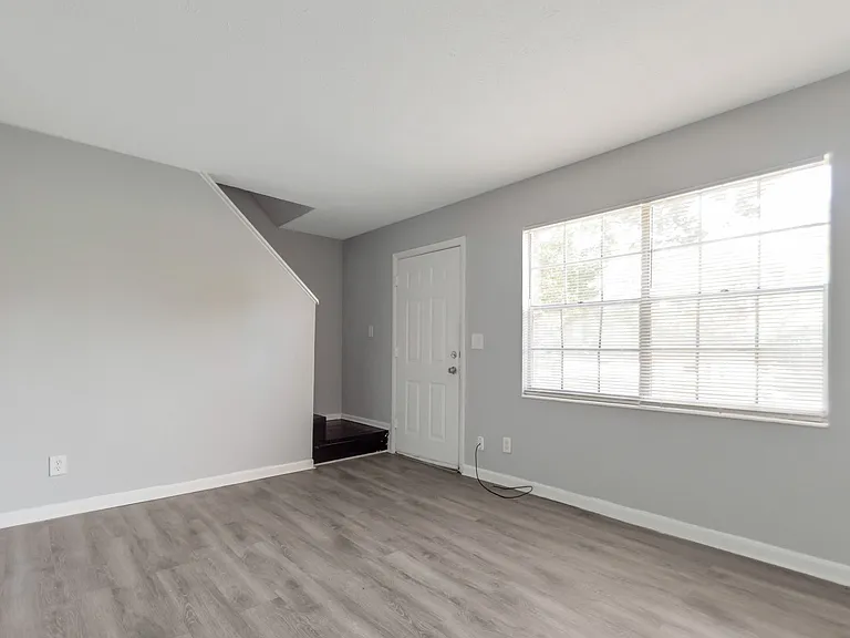 4543 Moncrief Rd W — Photo 10