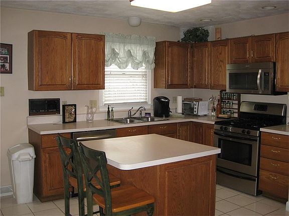 3rd image of 108 Ann Cir