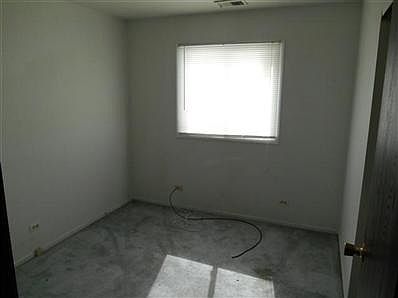 4th image of 697 Foxdale Ct
