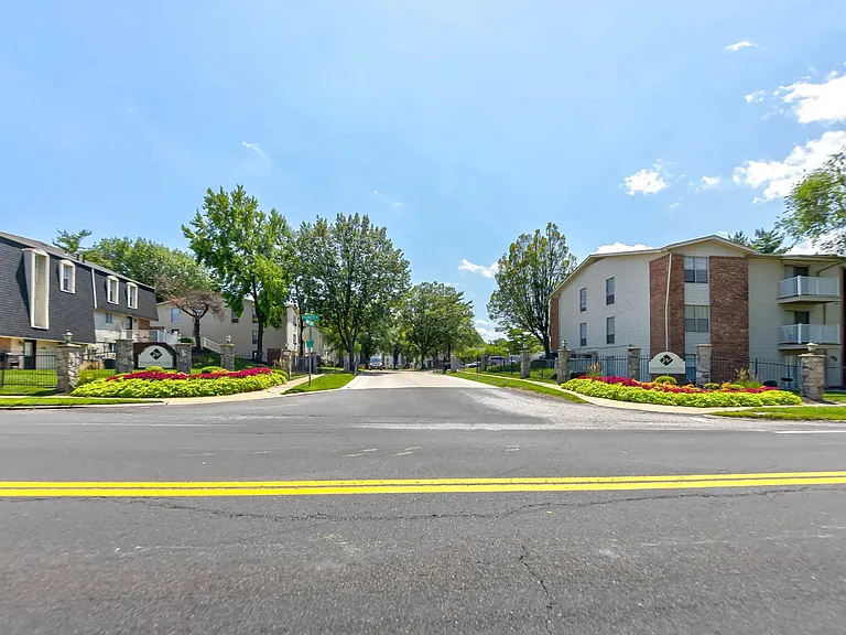 Whispering Lake Apartments — Photo 26