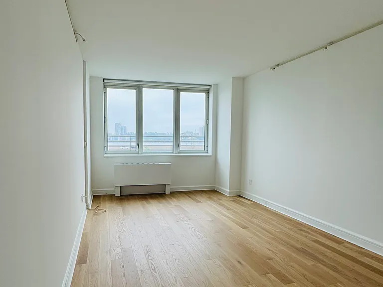 120 Riverside Blvd #5L — Photo 7