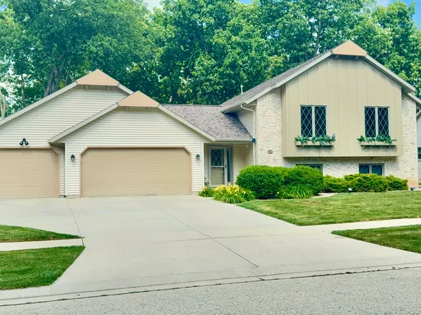 1071 Woodcrest Dr, Fond Du Lac, WI 54935