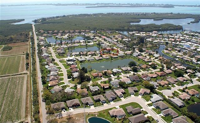 Bay Lake Estate Just Minutes to Island Beaches, Shops, Dining!