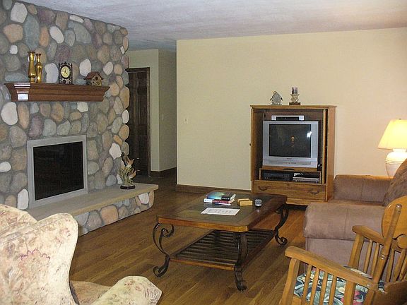 2nd image of 695 Cork Pine Ln