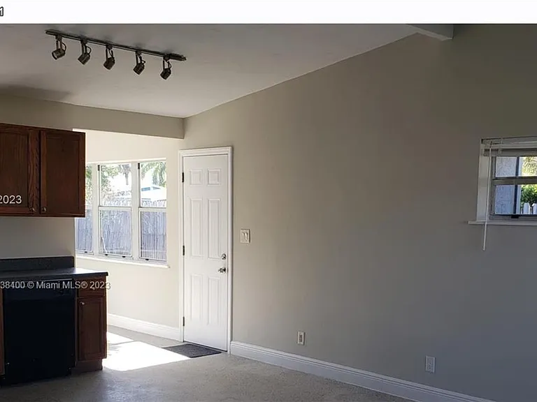 811 S Broadway — Photo 15