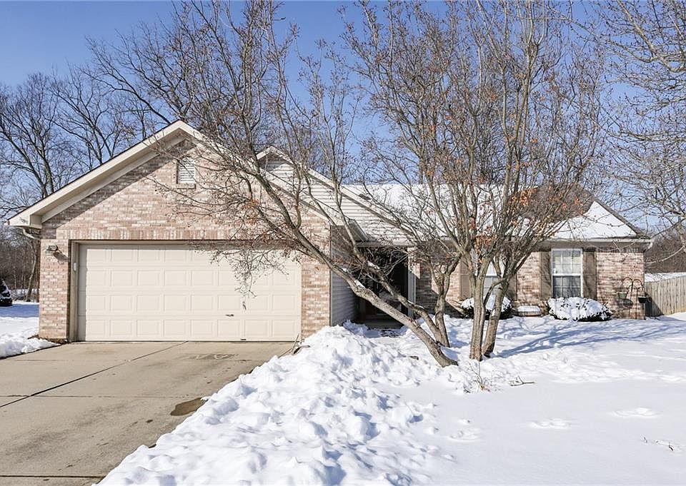 1st image of 557 Woodfield Cir