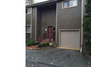 4 Tanglewood Ln, Moorestown, NJ 08057