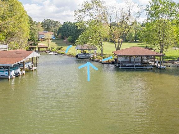 Covered boat slip