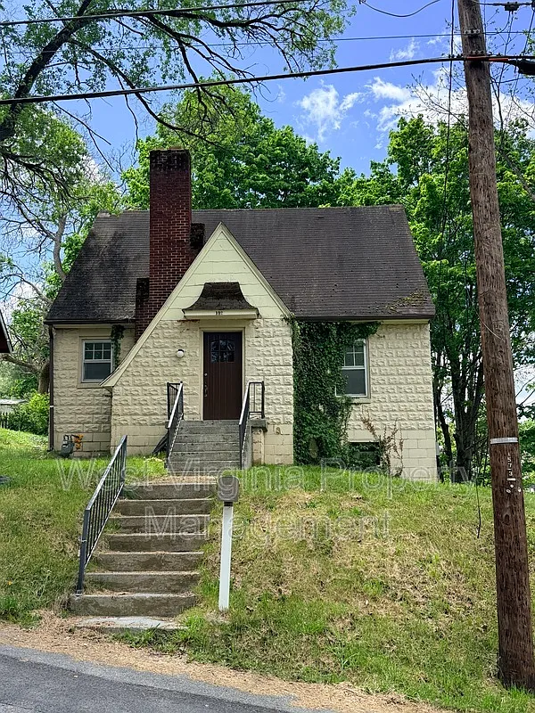 Building Photo - 102 Temple St