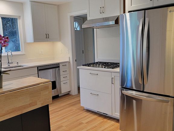 3rd image of 202 Redwood Dr