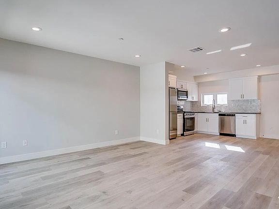 3rd image of 608 N Gramercy Pl #608