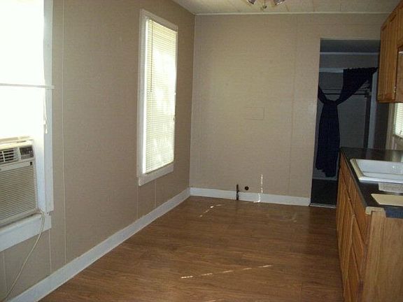 2nd image of 302 W Crockett Ave