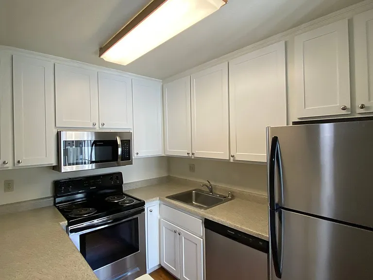 Eastlake Apartments — Photo 14