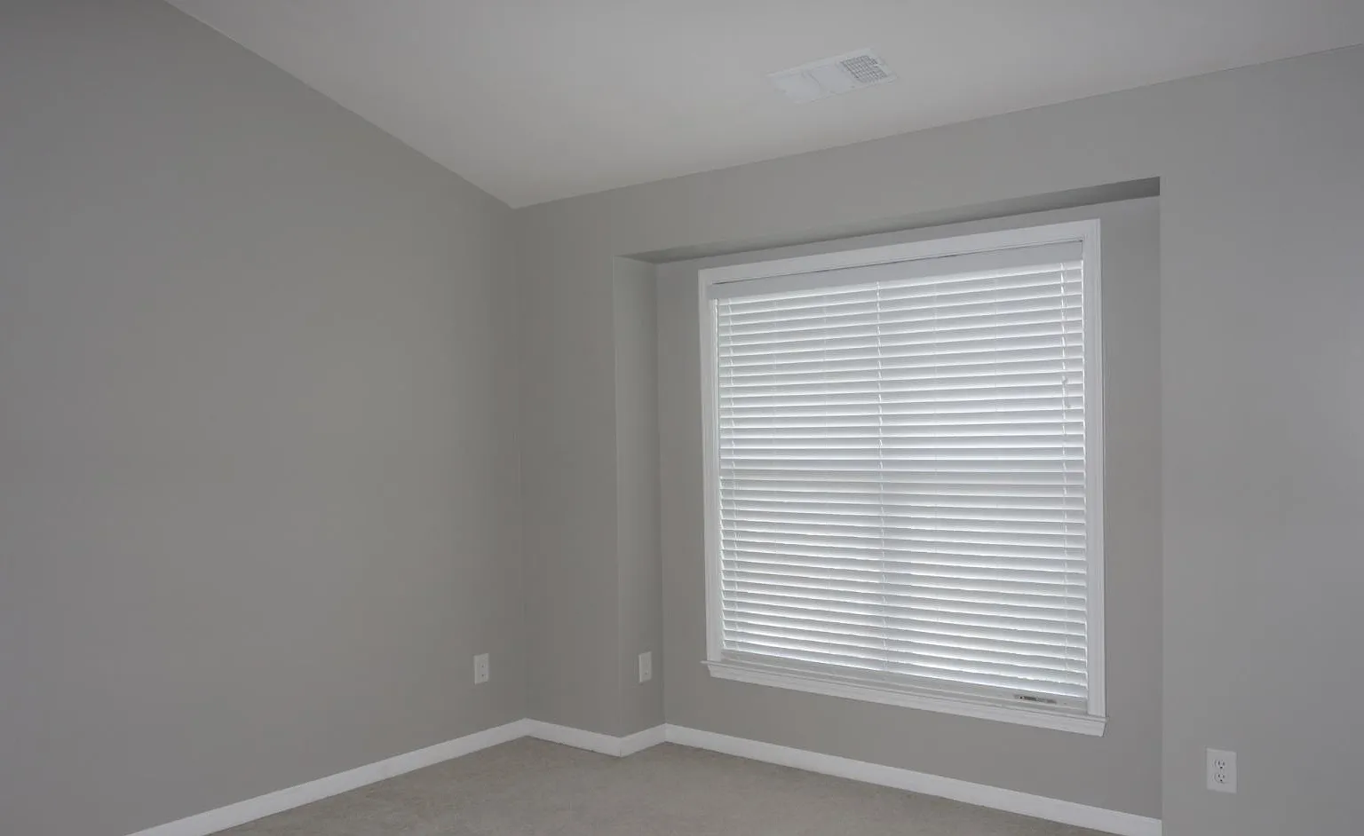 1390 Thornborough Dr — Photo 2
