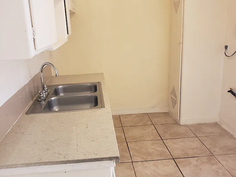 12521 York Ave #E — Photo 7