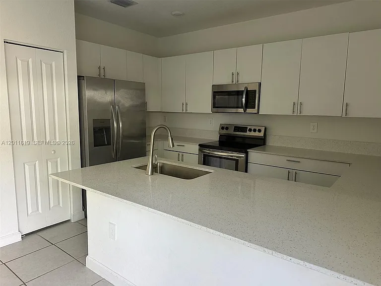 1684 SE 26th Ter #1684 — Photo 11
