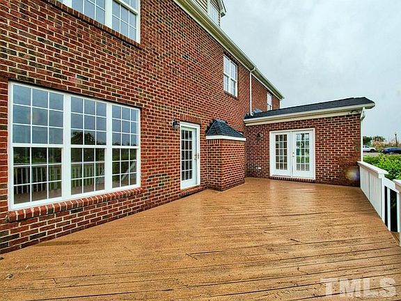4th image of 380 Riverwood Dr