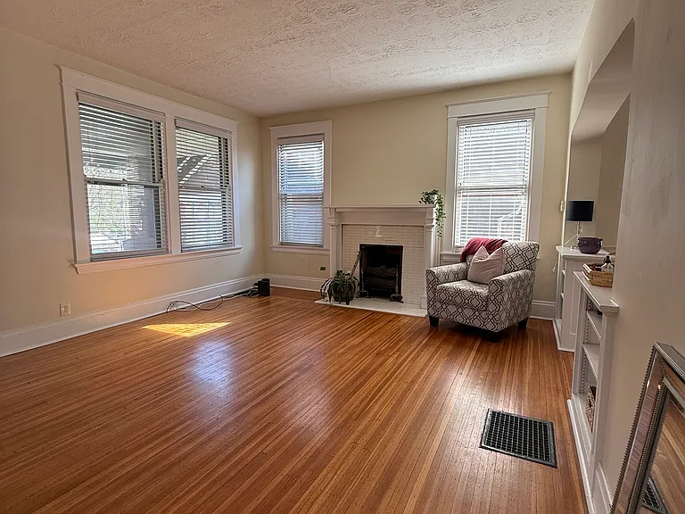 1011 Delta Ave — Photo 2