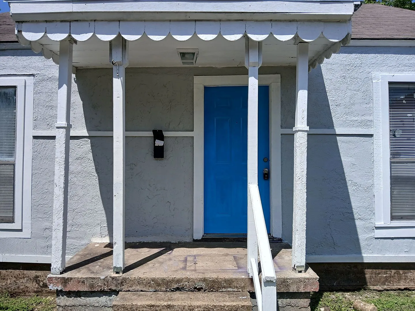 2 Bed 1 Bath One Story House in Dallas — Photo 4