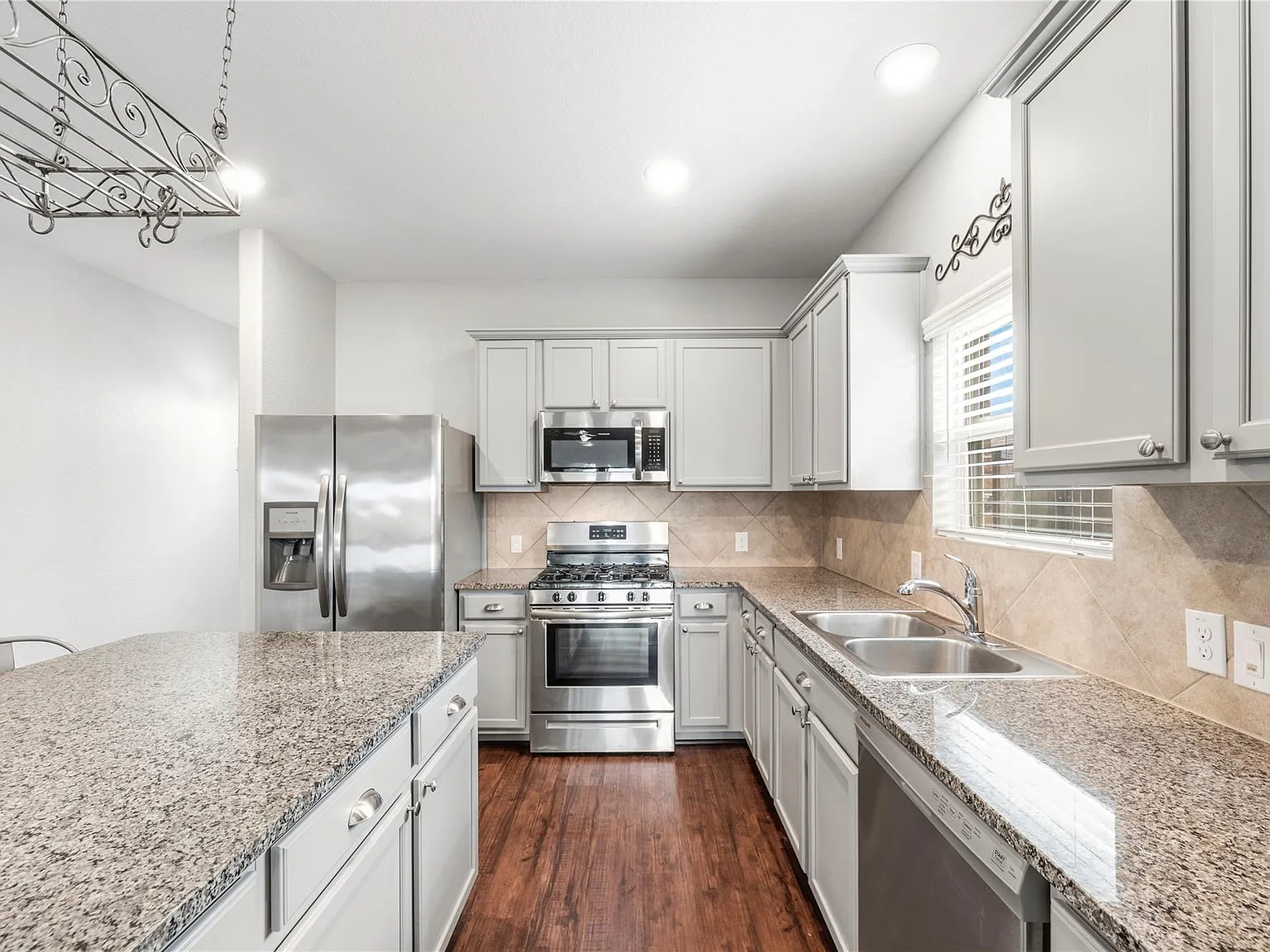 3 bed, 2.5 bath, 2498 sqft, $2,800 — Photo 2