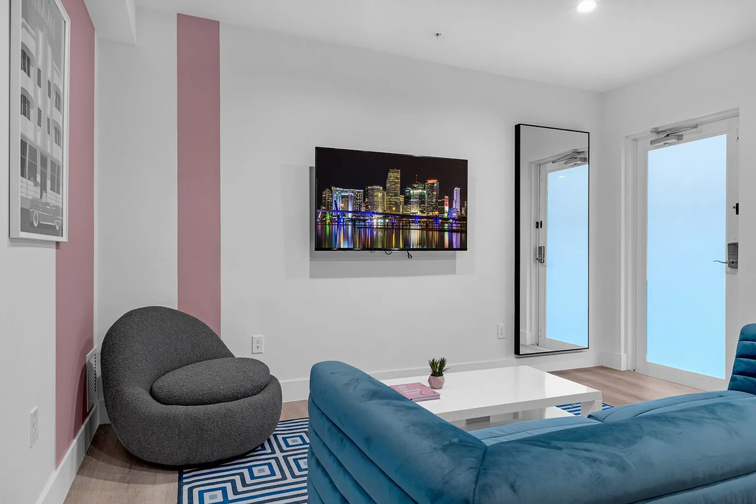 2 bed, 1.0 bath, 861 sqft, $6,711 — Photo 2