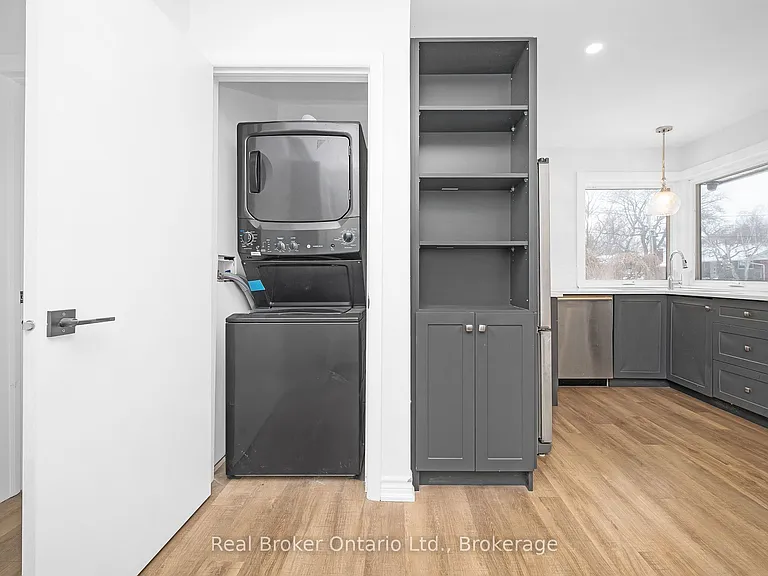 39 Westminster Ave #UPPER — Photo 9
